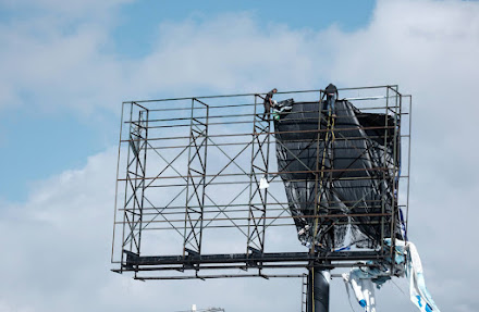  Autoridades retiran estructuras de espectaculares por seguridad