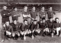 F. C. BARCELONA - Barcelona, España - Temporada 1966-67- Sadurni, Benítez, Gallego, Gracia, Vergés, Torres; Claudio (utillero), Pereda, Müller, Zaldua, Martí Filosia, Zaballa y Ángel Mur sr. (masajista) - F. C. BARCELONA 1 (Zaballa) S. L. BENFICA 1 (Eusebio) - 12/10/1966 - Partido amistoso, homenaje a Vergés y Gracia, que se retiraban - Barcelona, Nou Camp