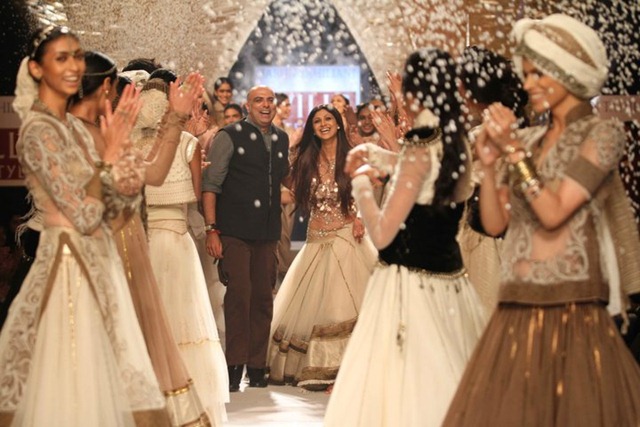 [WIFW SS 2011collection by Tarun Tahiliani   (31)[4].jpg]