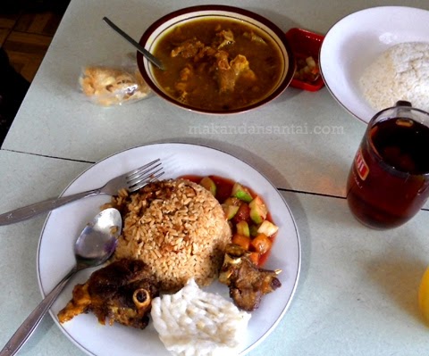 Rumah Makan Arab: Nasi Kebuli dan Sate Kambing di Condet 