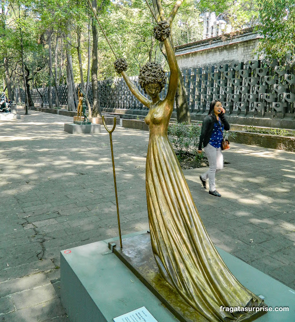Alice no País das Maravilhas, escultura de Salvador Dali no Paseo de La Reforma na Cidade do México