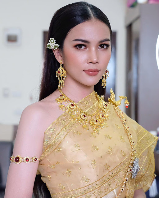 Chonlaputson Srikunha – Most Beautiful Ladyboy in Thailand Traditional Dress