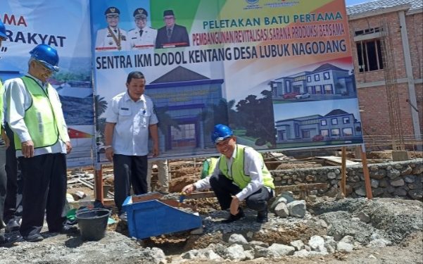 Bupati Adirozal Letakkan Batu Pertama Pembangunan Sentra IKM dan Pasar Rakyat di Lubuk Nagodang