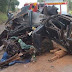Carro fica completamente retorcido após acidente que terminou com uma morte e pelo menos três pessoas feridas no Paraná