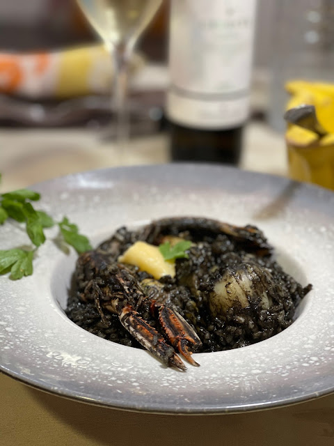 Arroz negro de sepia, cigala y alcachofas