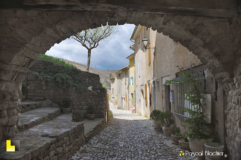 ruelle et maisonnettes de banon photo blachier pascal