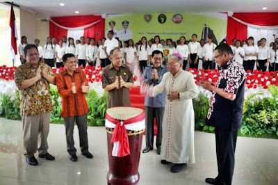 Ambon, Malukupost.com - Gubernur Maluku, Said Assagaff menegaskan penyelenggaraan Pesta Paduan Suara Gerejani (Pesparani) Katolik Tingkat Nasional I yang dijadwalkan berlangsung di Kota Ambon, 27 Oktober hingga 2 November 2018, membuktikan daerah ini layak menjadi laboratorium kerukunan umat beragama di Indonesia.