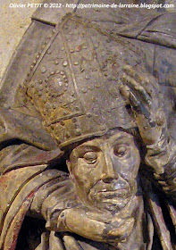 Statue de Saint Denis en pierre calcaire polychrome. XVe siècle.