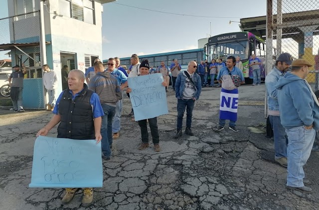 Largas filas en paradas de buses por huelga de choferes en Goicoechea