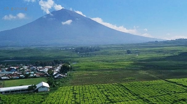Gunung dengan medan pendakian tersulit di indonesia