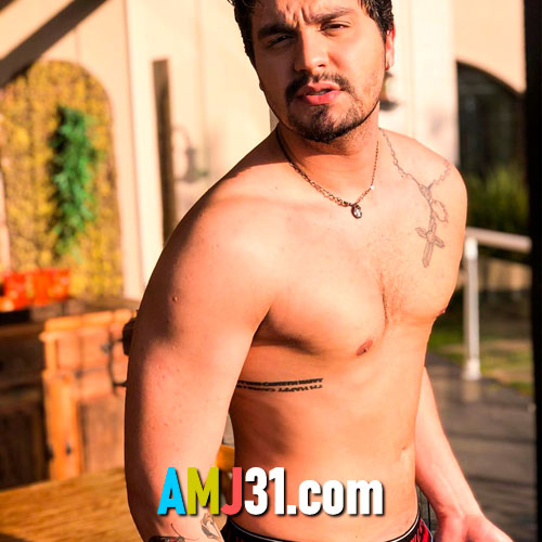 Luan Santana sem camisa