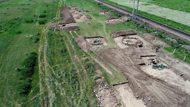 Η ταφή βρέθηκε από Ρώσους αρχαιολόγους κατά τη διάρκεια των τελευταίων ανασκαφών τους στην περιοχή Ασκίζσκι της Χακασίας στη Σιβηρία, όπου επεκτείνεται ένας σιδηρόδρομος. [Credit: IAET SB RAS]