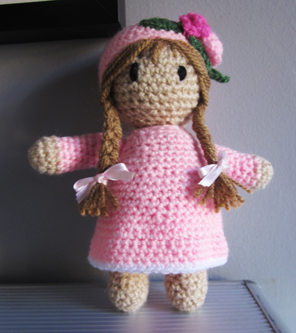 Muñeca de crochet rosa