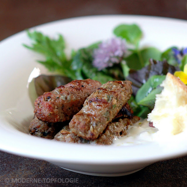 Cevapcici mit Wildkräutersalat