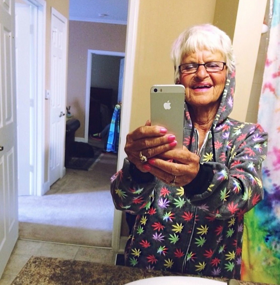 Unique Nenek 87 Tahun Dengan 2 Juta Followers Instagram Ini
