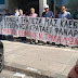 Έκλεισαν την είσοδο του κεντρικού καταστήματος της ΕΤΕ διαμαρτυρόμενοι συνταξιούχοι τραπεζικοί