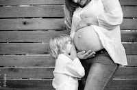 Hermanito y mamá embarazada. Fotografía realizada en exteriores de Roldán por Cristian Moriñigo