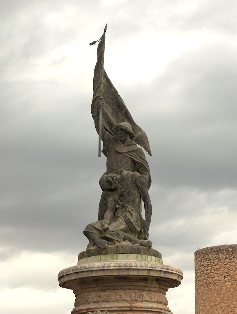 Asseguda dins la cambra,  La cambra de mes endins,  Dona Costança, l'esposa  D'en Ramon de Sant Martí,