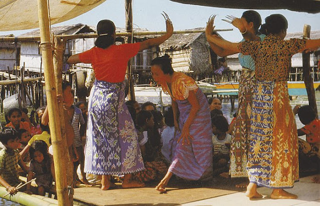Sama women performing the igal or pangalay, Busbus, Jolo