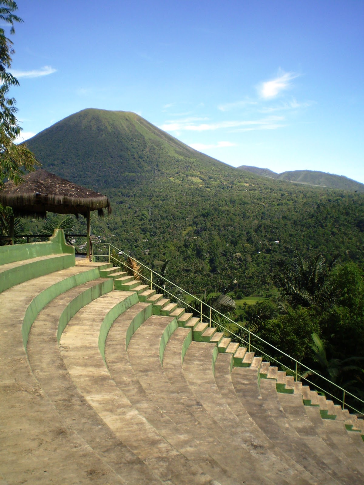 Kota Tomohon Desa Woloan Industri rumah  kayu  dan Amphi 