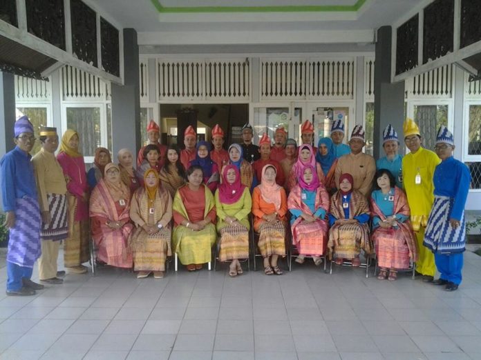 3 Baju  Adat Kalimantan Barat dan Penjelasannya Tradisi 