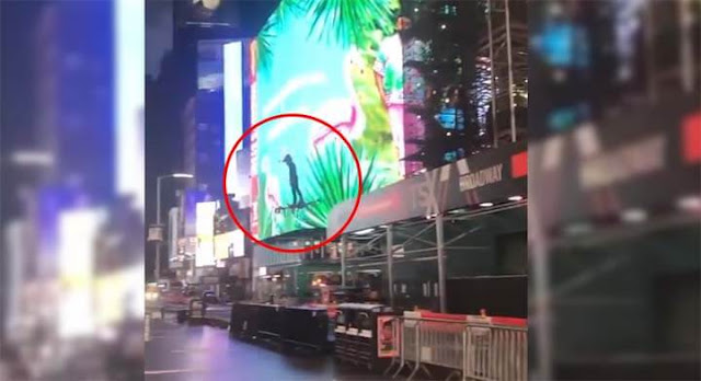 Homem voa em drone na Times Square