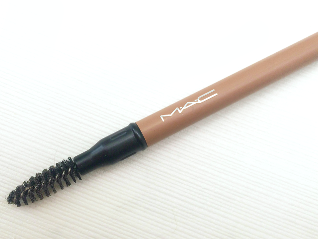 The MAC Veluxe Brow Liner Strawberry Blonde brush