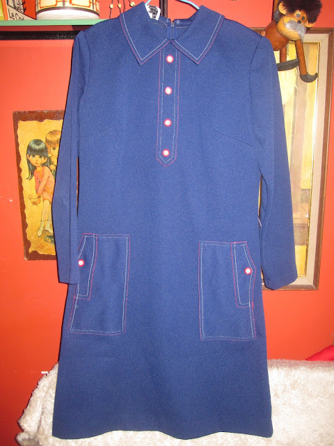 One month ago , I found two vintage classic spring coats in a yard sales  ( here ).  I 've already tranformed  the black one ( here )  shorter , with a white contrast stitch to accentuate the a-line shape.  Now , it's the turn to the navy one : shorter , with white and red topstitches .I love contrast stitches ! part 2 topstitch topstitching stitch stitching topstitches stitches vintage 60 1960 1960s 60s 60's 1960's 70s 1970s 70's 1970's red white blue black navy yellow dress jacket crop cropped coat bag handbag mod fashion retro mode yard sales garage sale 