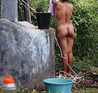 Indian Aunty Outdoor Nude Bathing Photos