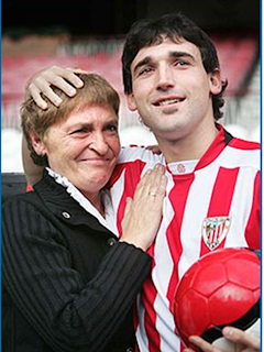 Iban Zubiaurre junto a su madre en su presentación oficial con el Athletic