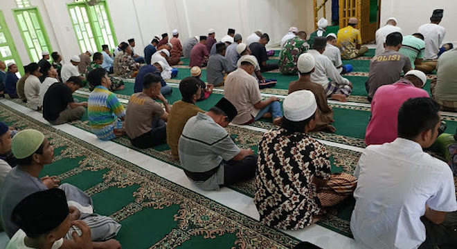 Satgas TMMD Ikuti Sholat Jum’at Bersama Warga di Masjid Ikhlasiyah Isfensyah Desa Tanjung Medan