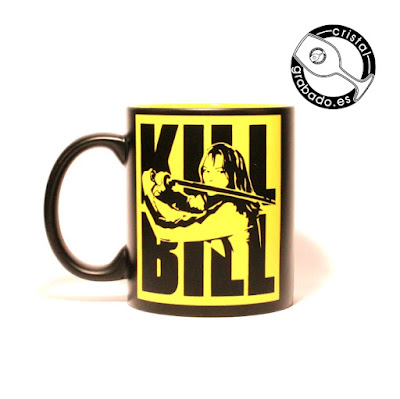 Taza negra personalizada color interior amarillo diseño Kill Bill