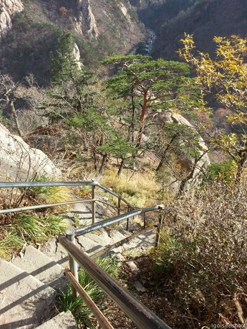 From Biseondae Rock to Geumganggul Cave-The Cheonbuldong Valley (where Biseondae Rock is located) could be seen at the background.