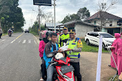 Polres Pagar Alam bagi- bagi takjil Kepada pengguna jalan.