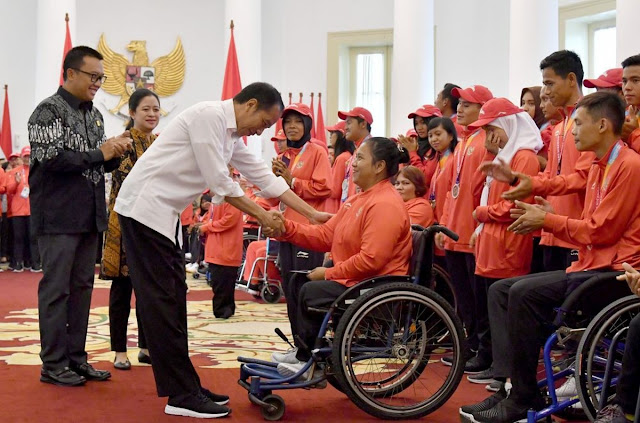 Jokowi Membagikan Bonus Uang Tunai Kepada Peraih Medali Asian Para Games