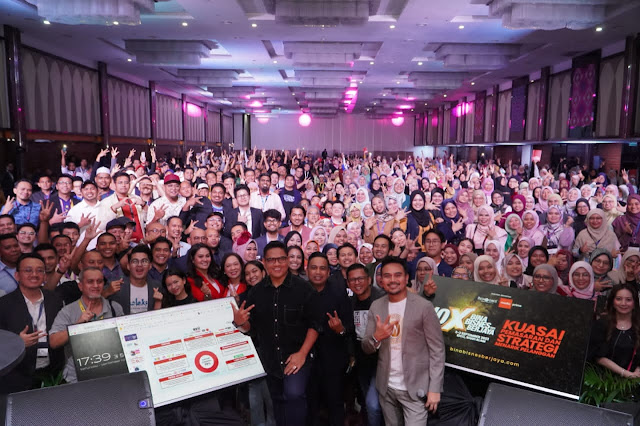 Mentor Usahawan, Datuk Wira Dr. Azizan Osman bersama Ketua Pegawai Operasi Media Prima Omnia, Datuk Mohd Efendi Omar dan lebih 3,000 peserta 10X Bina Bisnes Berjaya di Shah Alam, baru-baru ini.