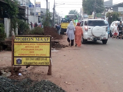 papan peringatan Maaf Jalan Anda Terganggu