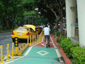 bikeway3-3慢車道分隔(台北市敦化南北路)