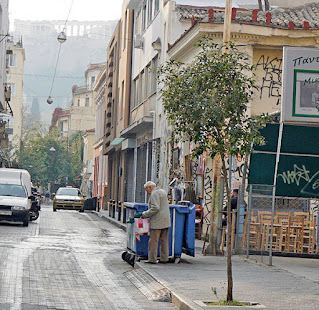 Athen - Ein alter Mann durchsucht den Müll - Aufnahme aus Psyri - Foto von F. Roland A. Richter (Wiesbaden) - www.frar.com