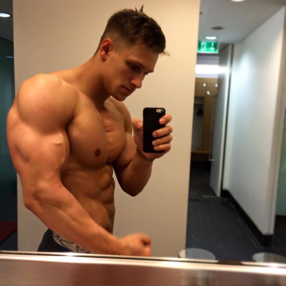 huge-muscular-hunk-steve-kris-straight-shirtless-biceps-guy-selfie
