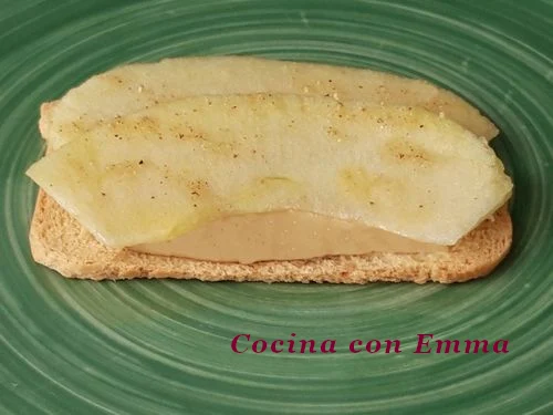 Bocado de manzana sobre pate