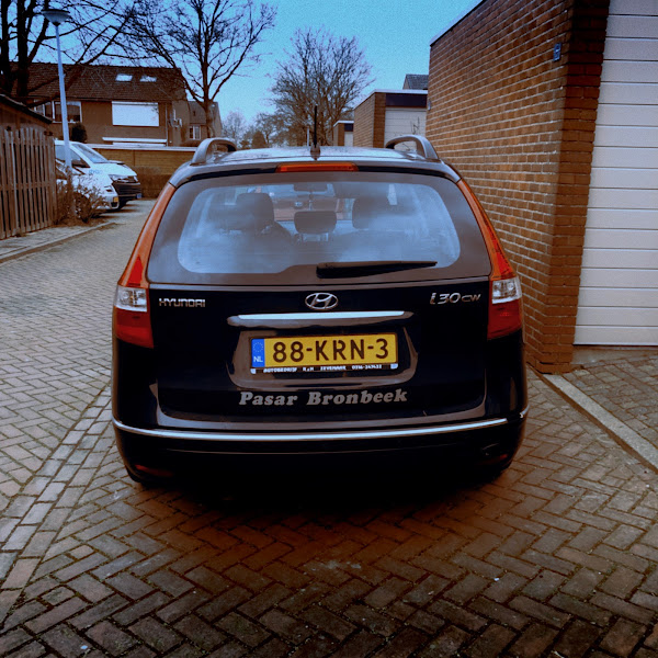 Auto met opschrift 'Pasar Bronbeek'