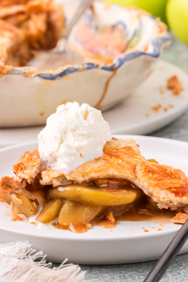 Mama’s Apple Cider Pie! A tried-and-true family recipe for homemade apple pie with tart apples surrounded by a perfectly sweet apple cider filling with hints of vanilla, cinnamon and nutmeg.