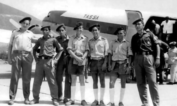 Pie de foto original de la agencia EFE: Muchachos musulmanes y cristianos de la Organización Juvenil Española de Sidi Ifni, que asistirán a los cursos organizados por la Universidad de Verano de Tarragona, en el momento de embarcar en el avión que los llevará a la península, en 1964.