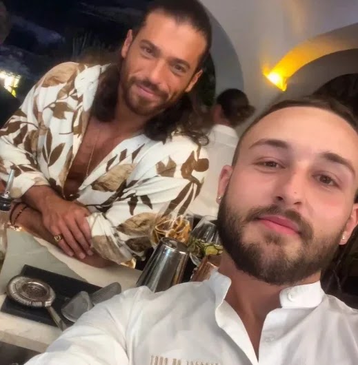 Can Yaman is currently filming the new episodes of "Viola come il mare" (Viola like the sea), but he has taken a few days off to vacation in Sardinia. There, he is the distinguished guest that everyone desires.
