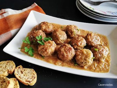 Albóndigas en salsa de cacahuete y cebolla