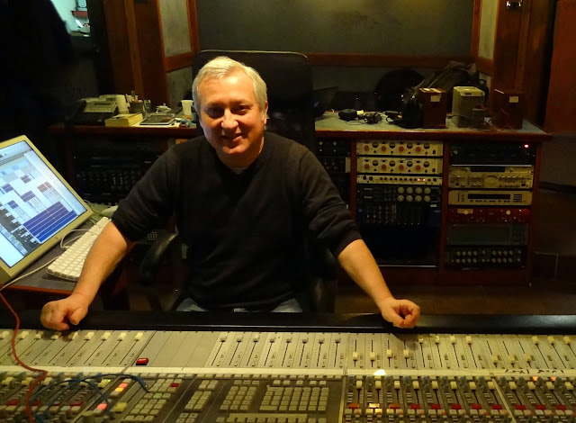 Nella foto il musicista Enrico Solazzo al banco mixer.