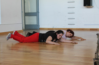 Fabiana y mariana en el piso, boca abajo con un brazo extendido y otro flexionado