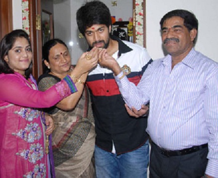 Yash Celebrate with family 