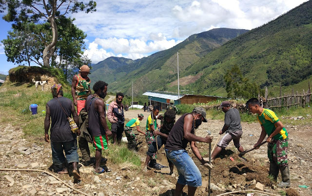 Satgas Pamrahwan Bantu Benahi Drainase Jalan Trans Papua Wamena-Puncak Jaya